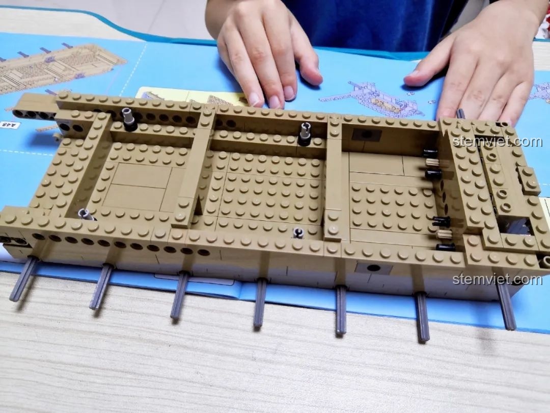 Lắp ráp phần khung gầm và hệ thống bánh xích cho xe tăng CaDA T-90 Tank.