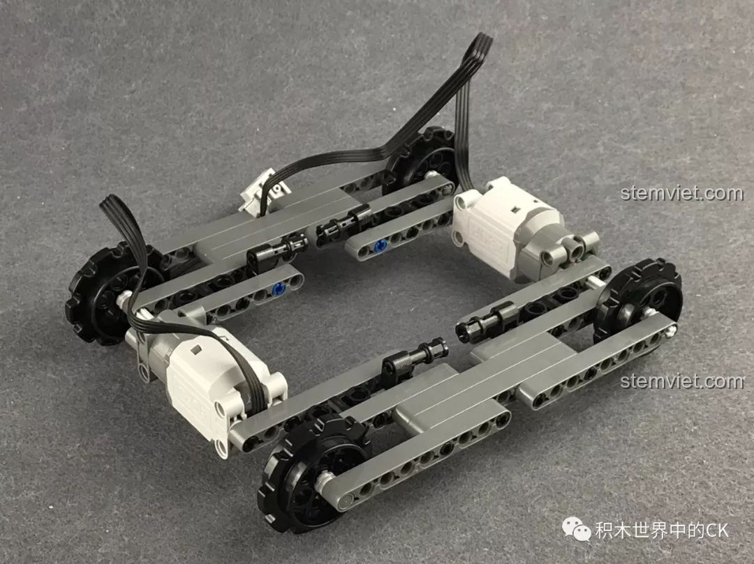 Quá trình lắp ráp khung gầm và động cơ cho bộ đồ chơi mô hình Xe đào đất bánh xích 51057, bước đầu tạo nên nền tảng vững chắc.