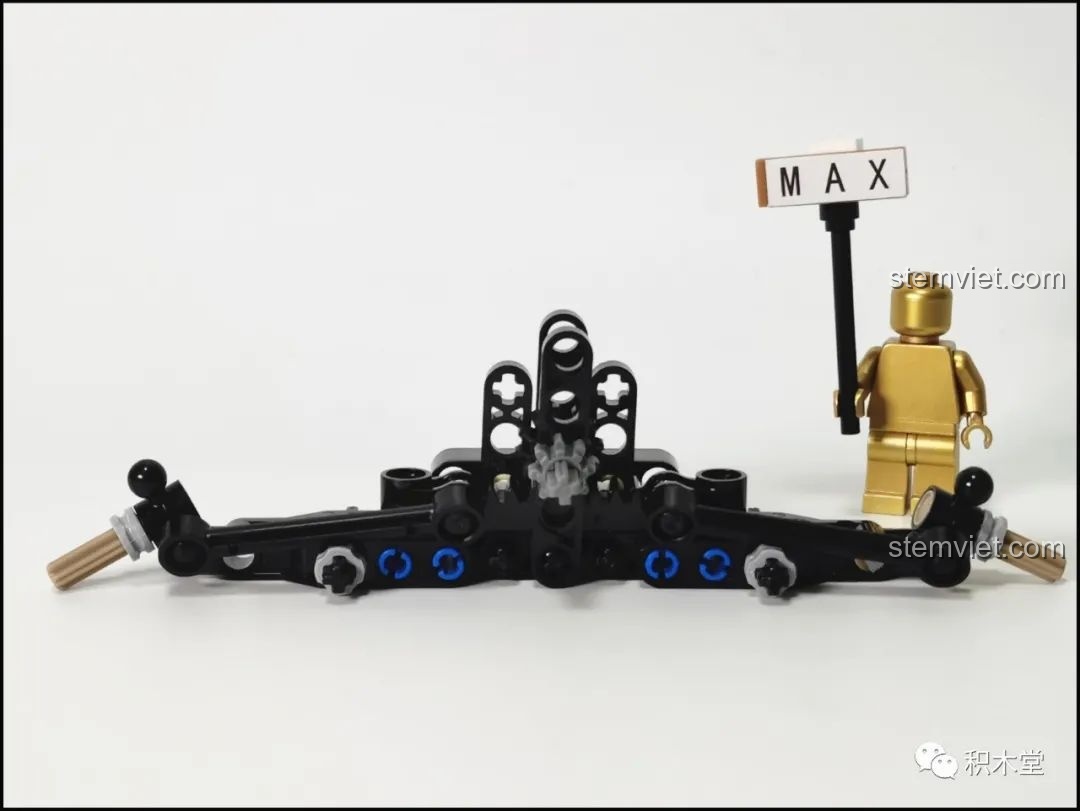 Bắt đầu quá trình lắp ráp bộ CaDA C61027 với hệ thống treo và trục bánh xe sử dụng các chi tiết technic phức tạp.