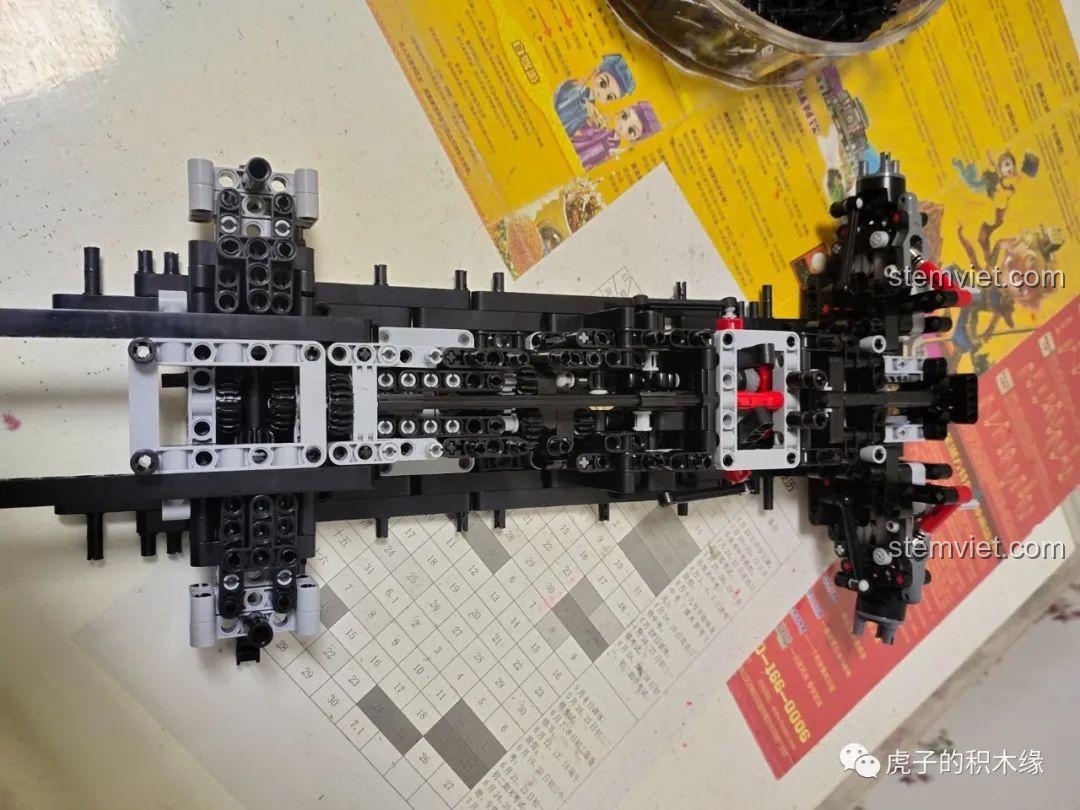 Giai đoạn lắp ráp khung gầm và cầu sau của mô hình Aston Martin Vantage GT3 KaCo Blocks C001, nhìn từ trên xuống.