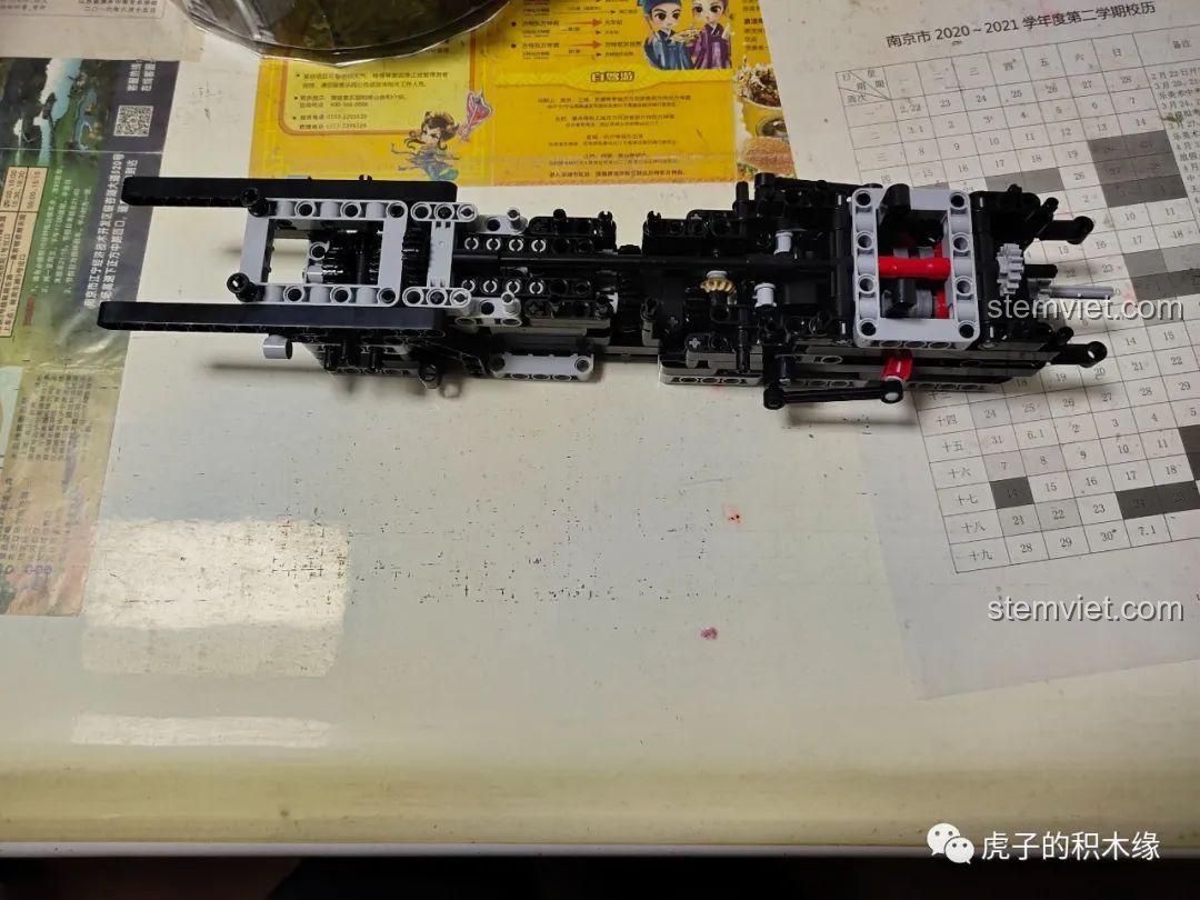 Giai đoạn lắp ráp đầu tiên của bộ KaCo Blocks C001 Aston Martin Vantage GT3, tập trung vào khung gầm và hộp số của xe.