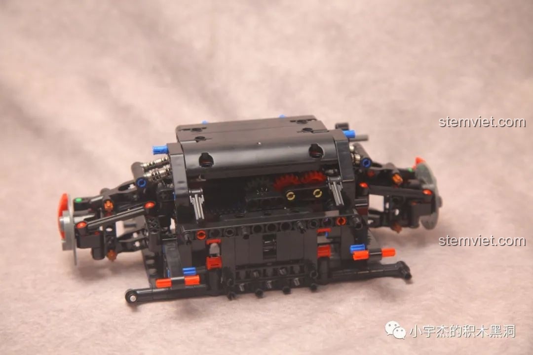 Giai đoạn đầu lắp ráp khung gầm và hệ thống treo của mô hình Lamborghini Veneno 1:8, đòi hỏi sự chính xác cao.