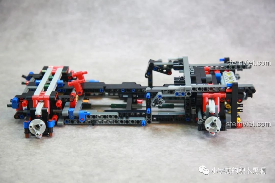 Khung gầm của xe K-Box 10505 đang trong quá trình lắp ráp, cho thấy cấu trúc bên trong.