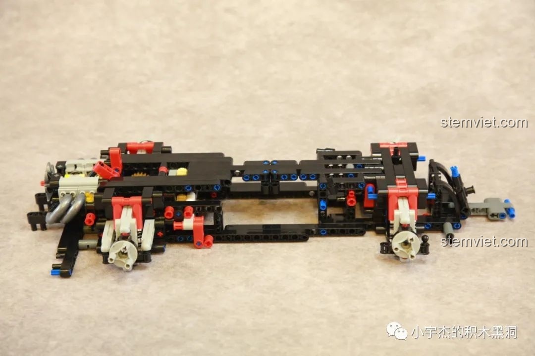 Quá trình lắp ráp khung gầm của xe cắm trại cổ điển 10510, thể hiện hệ thống treo và động cơ ban đầu.