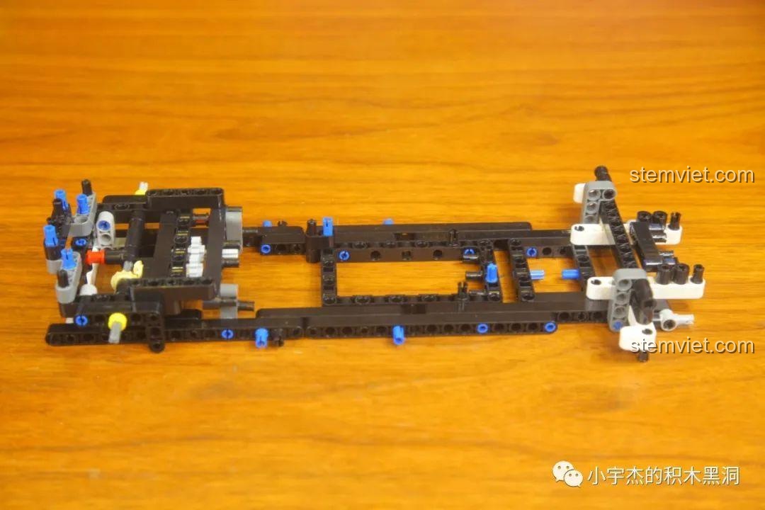 Khung gầm của mô hình Porsche 911 GT3 RS đang được lắp ráp, cho thấy cấu trúc technic phức tạp.