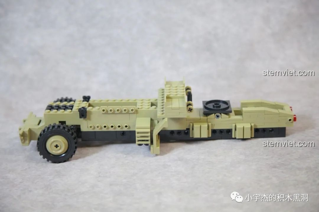 Giai đoạn đầu lắp ráp khung gầm của xe đầu kéo M1070 từ bộ Panlos 628015.