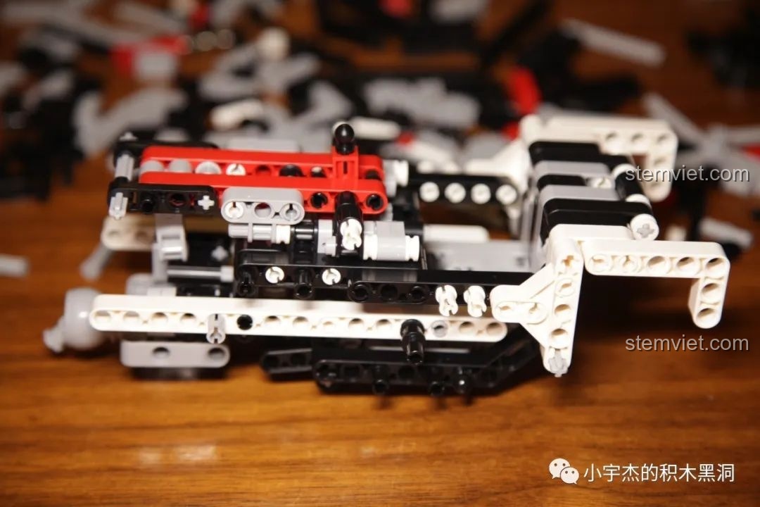 Quá trình lắp ráp phần khung gầm của xe Mould King 13069, một bước quan trọng trong trải nghiệm lắp ráp.