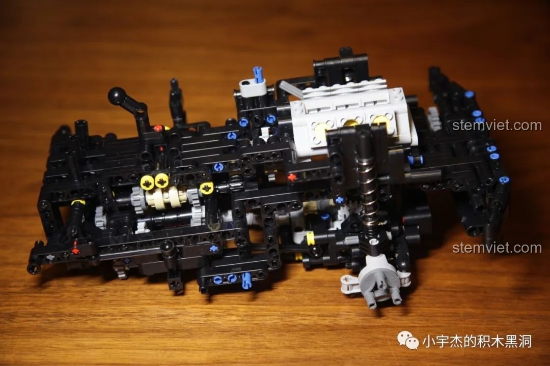 Khối động cơ và hộp số được gắn vào phần khung gầm của mô hình Jeep Rubicon Mould King 13124.