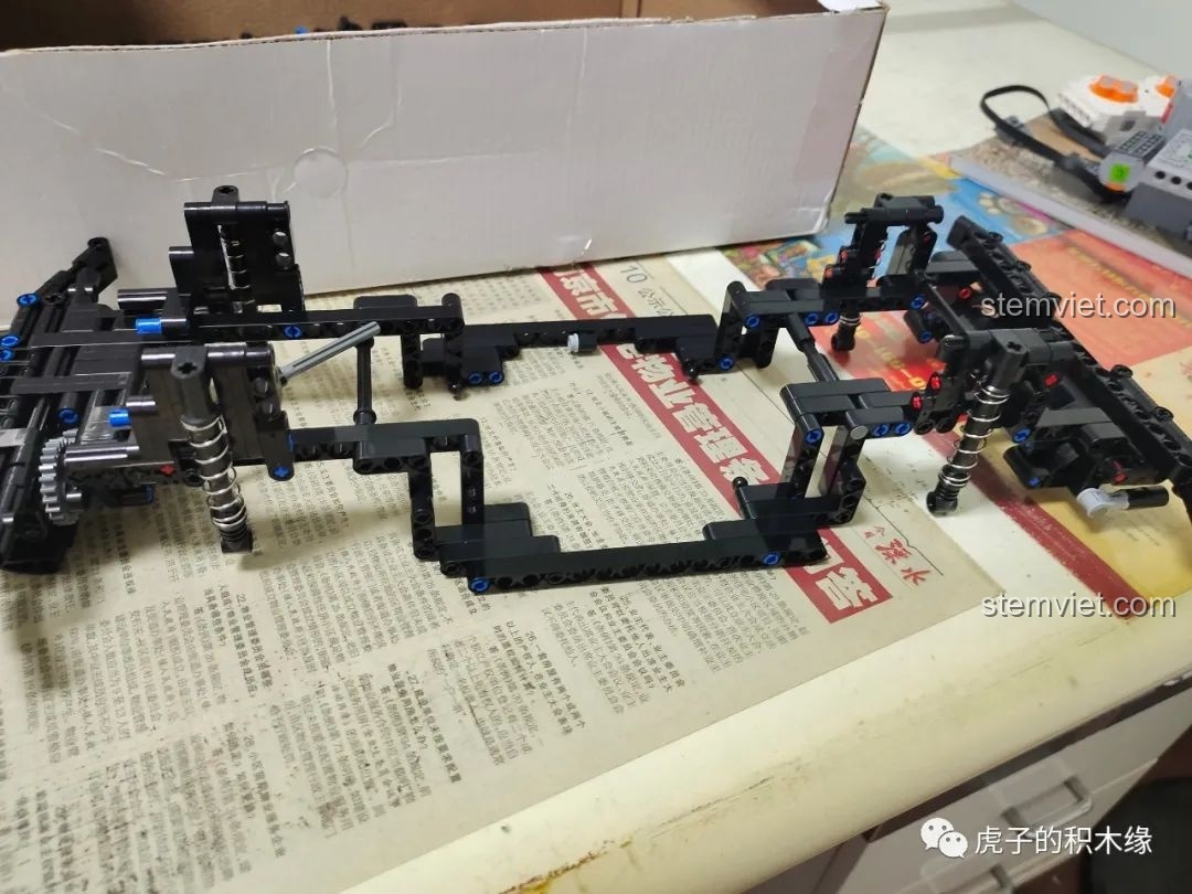 Khung gầm của xe Mould King 13124D đang dần được hình thành với hệ thống treo độc lập.