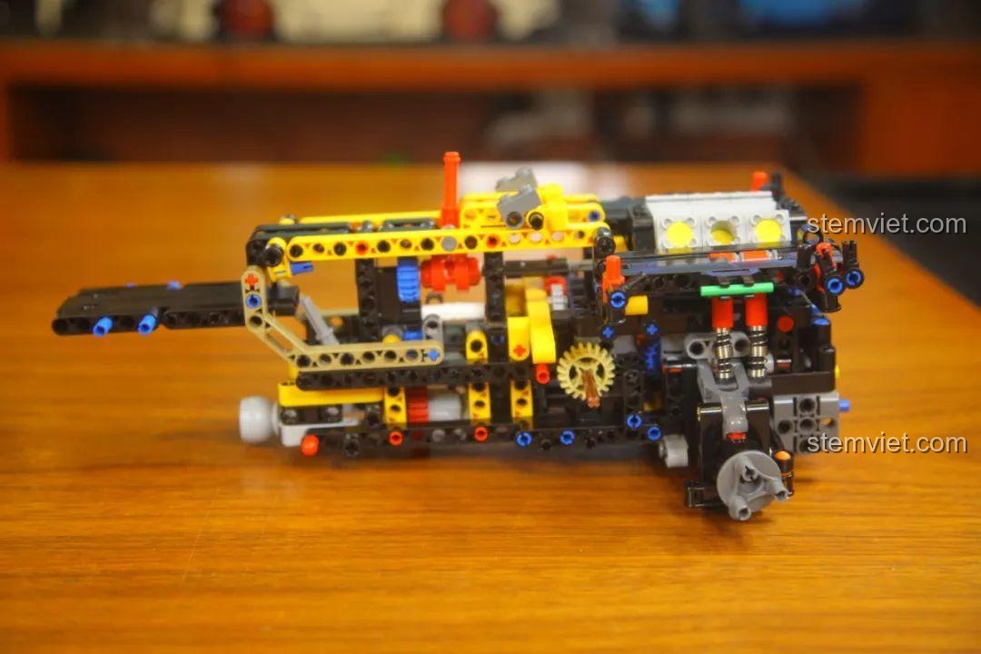 Quá trình lắp ráp khung gầm và hệ thống truyền động của mô hình MOYU BLOCK MY88005 Xe SUV Địa Hình Ford Bronco.