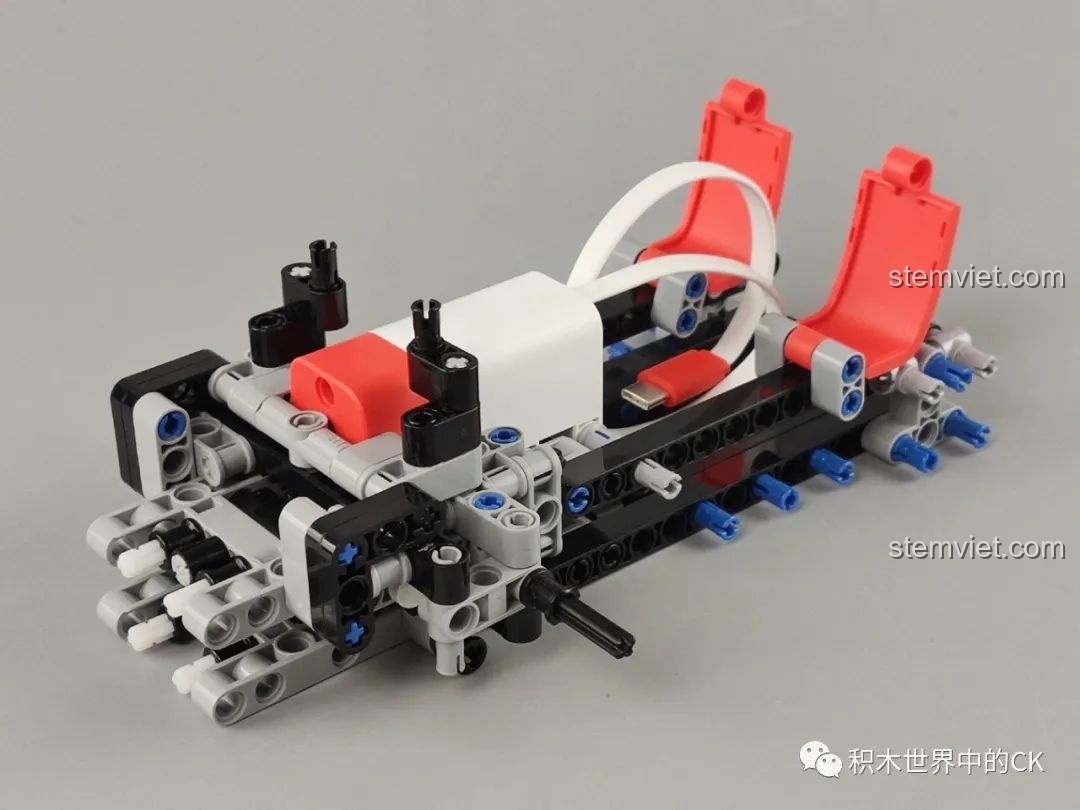 Quá trình lắp ráp khung gầm và tích hợp bộ động cơ cho mô hình Xe Đua Drift ONEBOT, các chi tiết khớp nối chính xác.