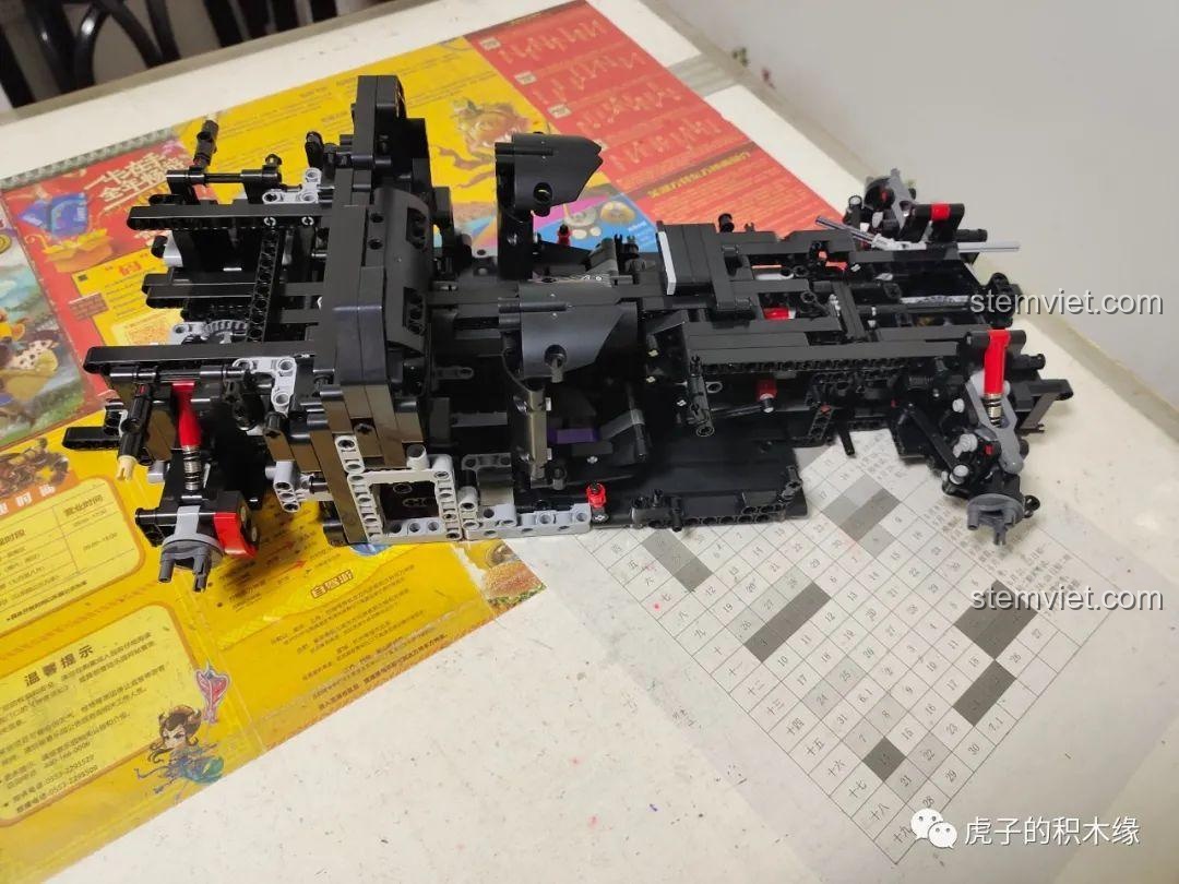 Khung gầm của mô hình Aston Martin Vantage GT3 KaCo Blocks C001 với nhiều chi tiết phức tạp đã được lắp ghép.