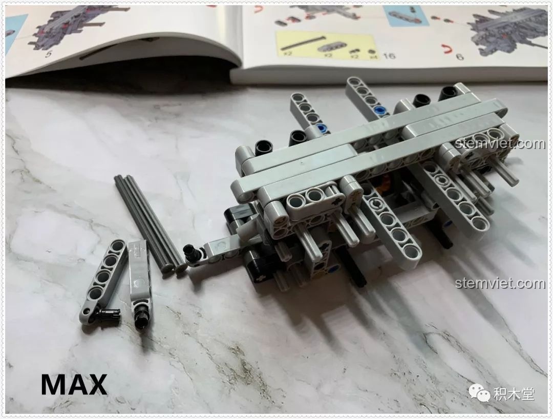 Bắt đầu lắp ráp phần khung gầm của bộ Qizhile 23010 Nissan GT-R, các mảnh ghép Technic được kết nối.