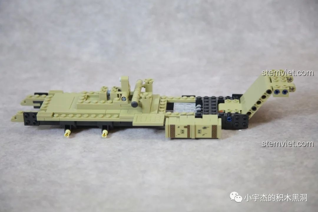 Khung gầm của rơ-moóc trong bộ lắp ráp Xe kéo tên lửa Patriot 628014 đang được xây dựng.