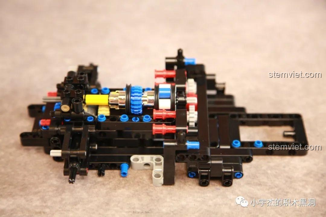 Quá trình lắp ráp khung gầm và bộ vi sai của xe đua tương lai SEMBO 701924 từ túi số 1.