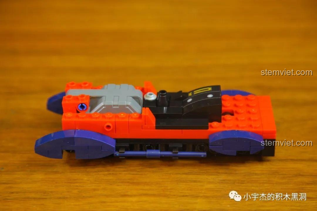 Quá trình lắp ráp phần khung gầm của xe Duryea Model L từ bộ lắp ghép SEMBO 705400 chất lượng cao.