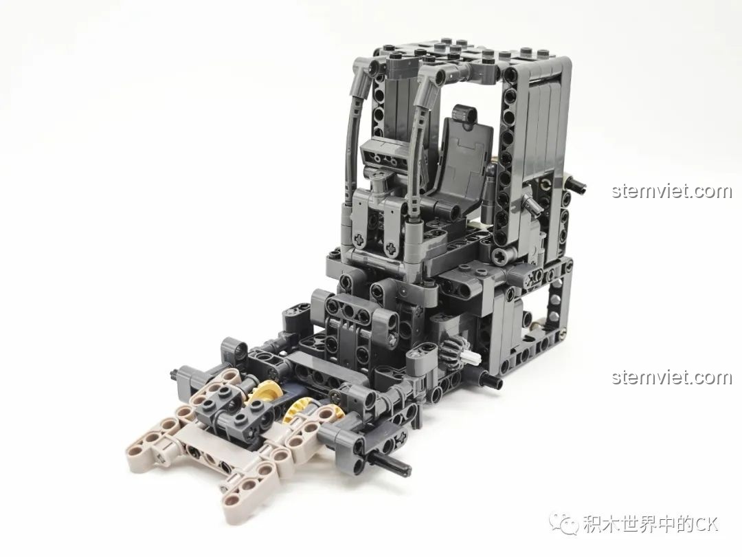 Quá trình lắp ráp khung gầm và cabin của mô hình xe ủi ZD320-6 SEMBO 705940, giúp bé rèn luyện sự kiên nhẫn và tỉ mỉ.