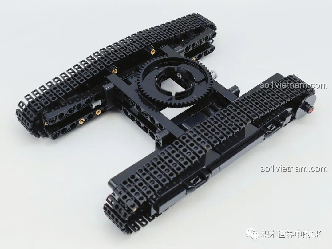 Giai đoạn đầu lắp ráp bộ Sembo 712017: phần khung gầm và hệ thống bánh xích của máy xúc bánh xích SY485H.