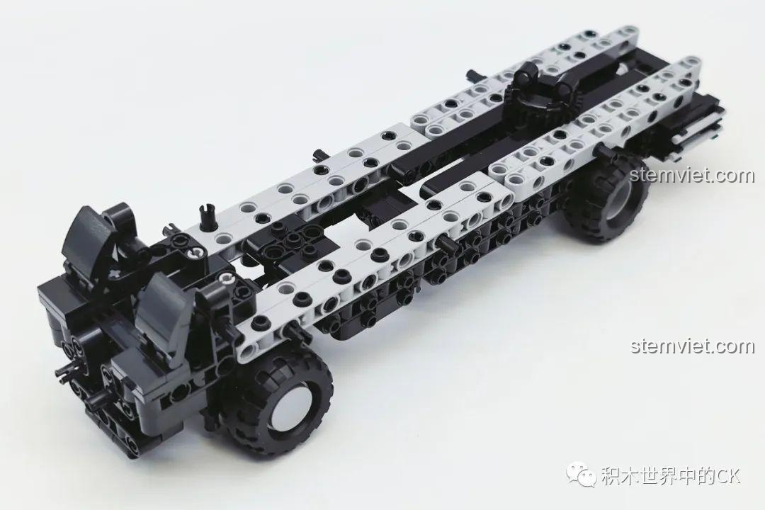 Quá trình lắp ráp phần khung gầm của mô hình Xe Cẩu hạng nặng SANY cho con trai 6 tuổi.