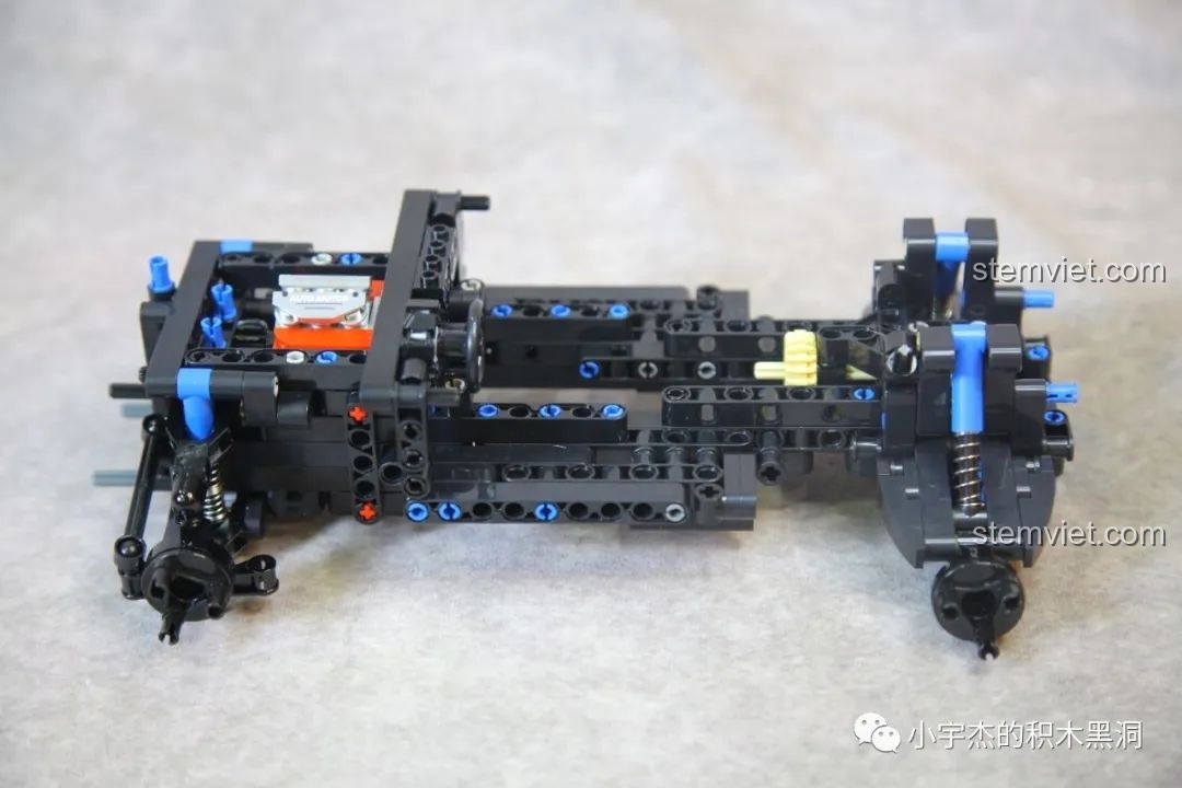 Quá trình lắp ráp khung gầm của Xe Bán Tải Địa Hình Baja SEMBO 715006, đã có hệ thống treo.