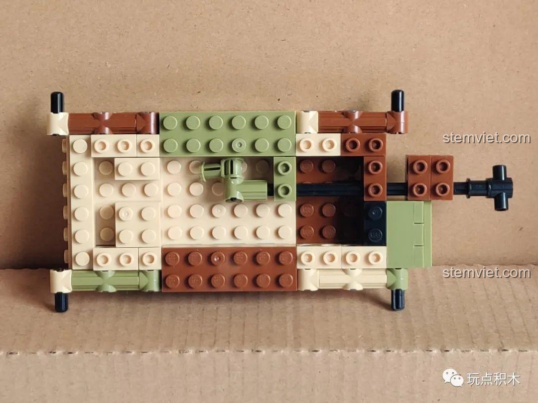 Hoàn thành bước lắp ráp đầu tiên của bộ Sluban 858 Xe tăng StuG III, phần khung xe cơ bản.