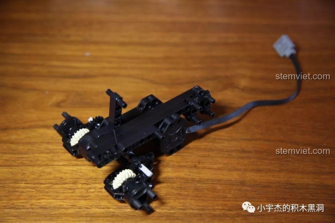 Quá trình lắp ráp phần khung gầm và hệ thống lái của xe AE86 của Takumi K81.