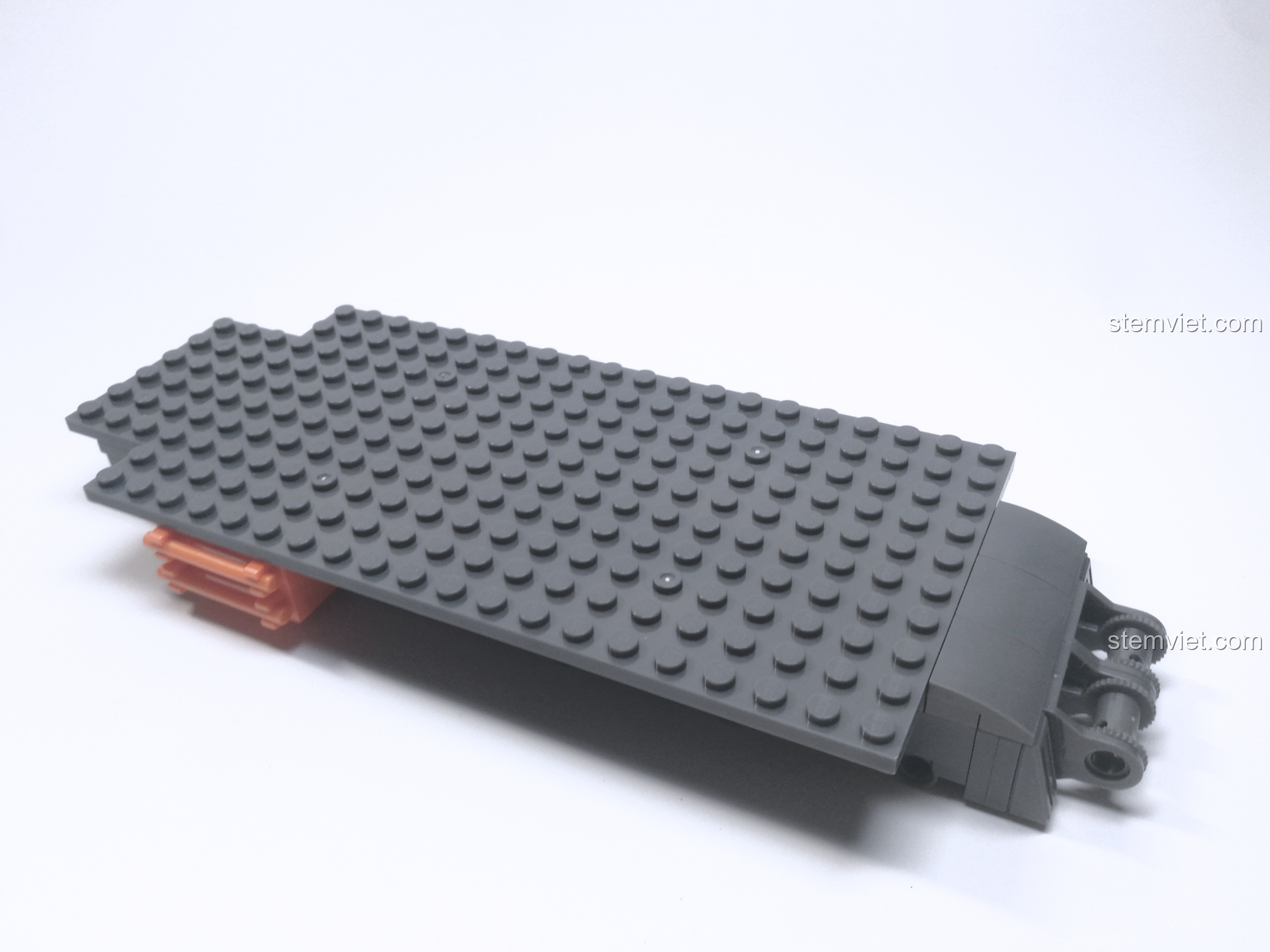 Lắp ráp khung gầm cho thùng hàng của bộ đồ chơi xếp hình Xe Tải Vận Chuyển Lưu Động Địa Cầu M38B0787.