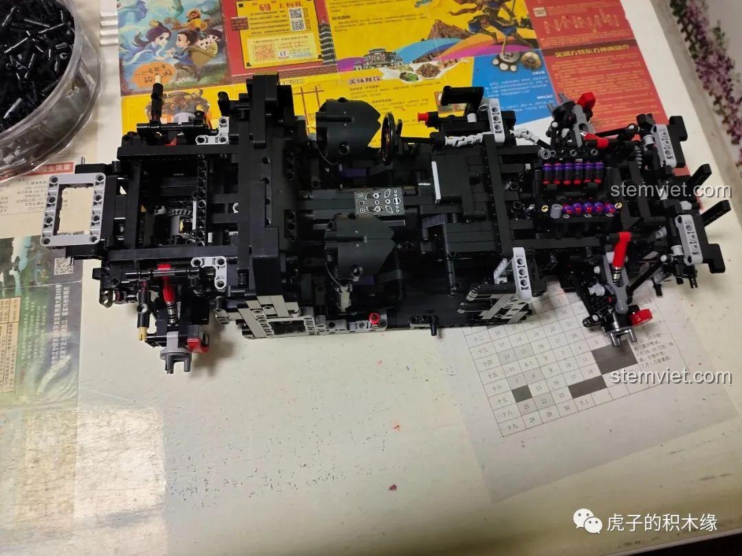 Khung gầm của mô hình Aston Martin Vantage GT3 KaCo Blocks C001 nhìn từ trên xuống, các chi tiết cơ khí đã được lắp rõ ràng.