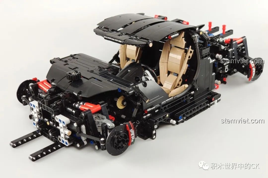 Lắp ráp khung gầm phía trước vào thân xe của đồ chơi mô hình C61041.