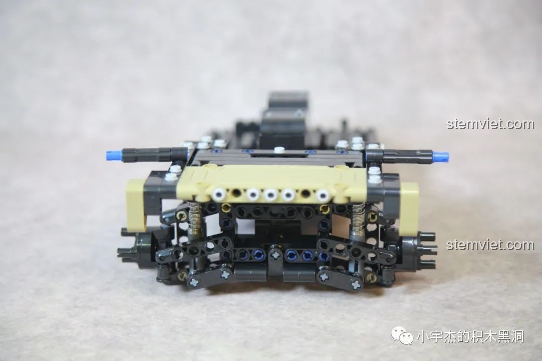 Quá trình lắp ráp phần đầu của khung gầm với hệ thống treo phức tạp từ các chi tiết Technic.