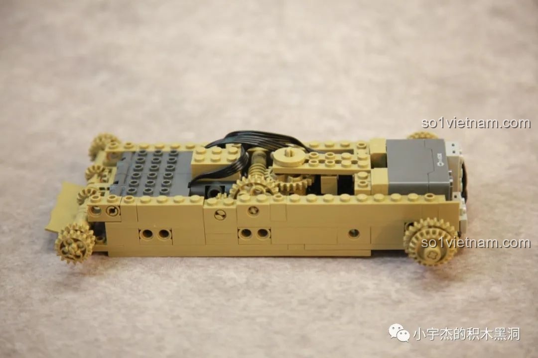 Quá trình lắp ráp khung gầm xe tăng Sluban M38-B1022 với cơ cấu trục vít-bánh vít cho tháp pháo và hệ thống bánh răng.