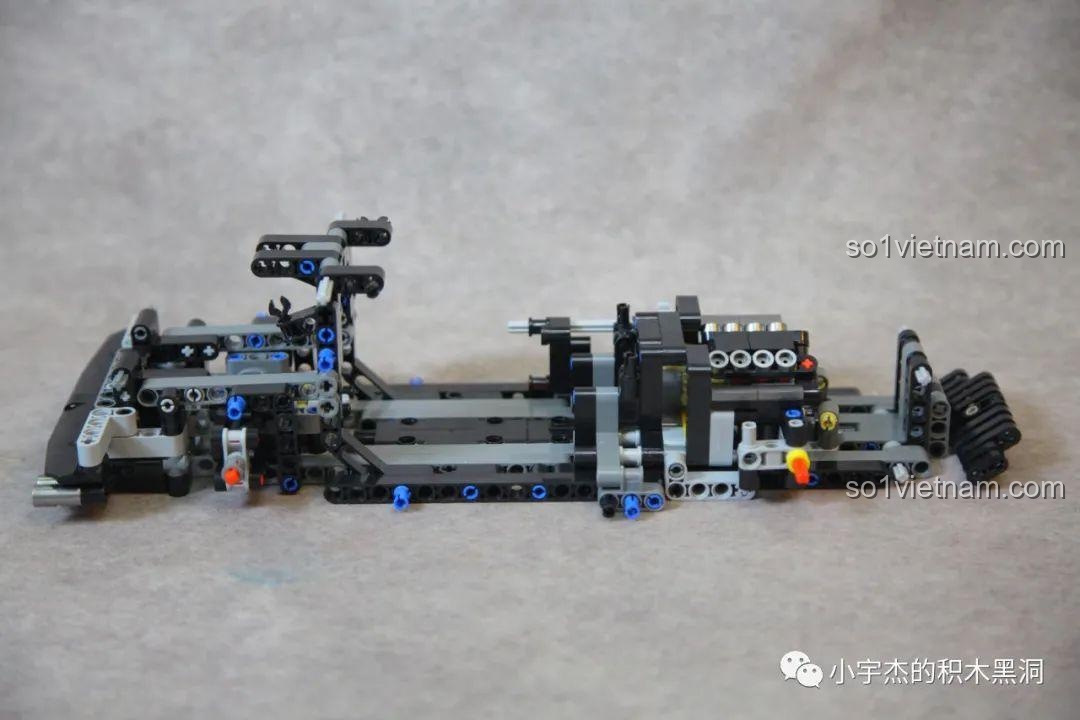 Quá trình lắp ráp khung gầm và động cơ của mô hình xe Mercedes AMG Bạc Quỷ MJ Blocks 8620A đang được tiến hành.