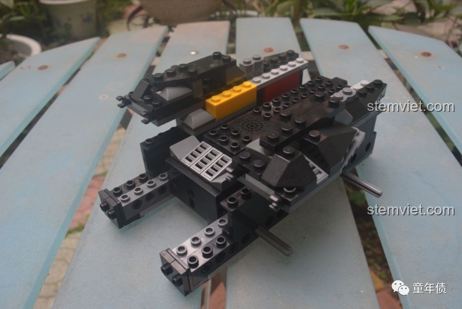 Quá trình lắp ráp phần khung gầm của xe Batmobile, tích hợp khối động cơ thông minh của Mould King.