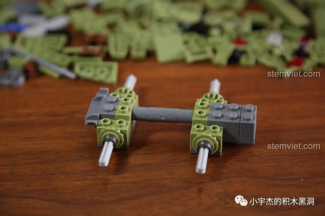 Quá trình lắp ráp phần khung gầm xe bọc thép Panlos Brick 631007, với các trục bánh xe.