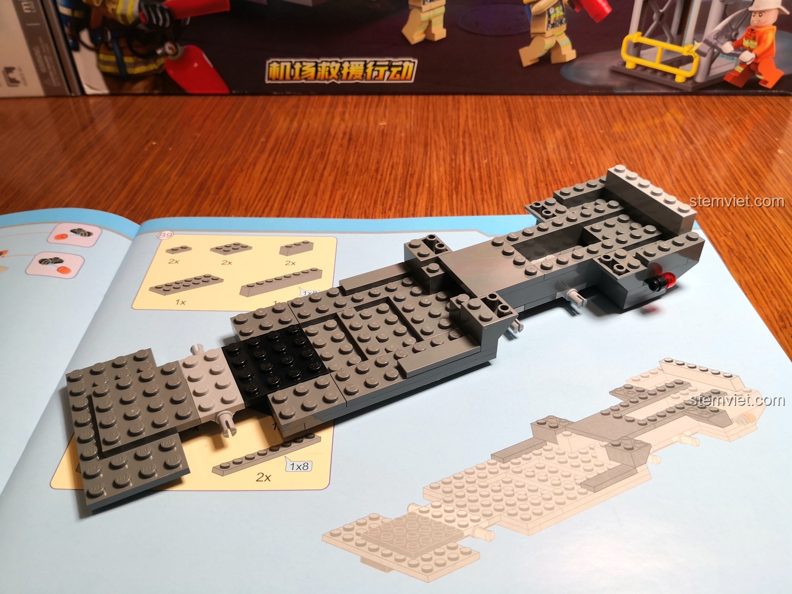 Quá trình lắp ráp khung gầm của xe cứu hỏa QMAN 2809, cho thấy cấu trúc nền tảng của mô hình.