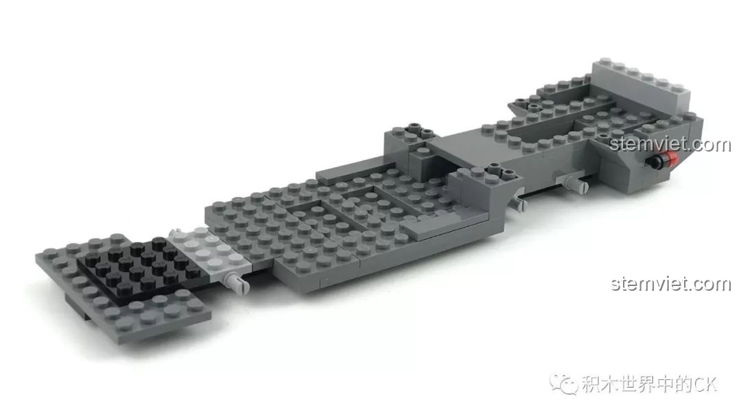 Giai đoạn đầu lắp ráp khung gầm của xe cứu hỏa trong bộ QMAN 2809, chủ yếu là các chi tiết màu xám.