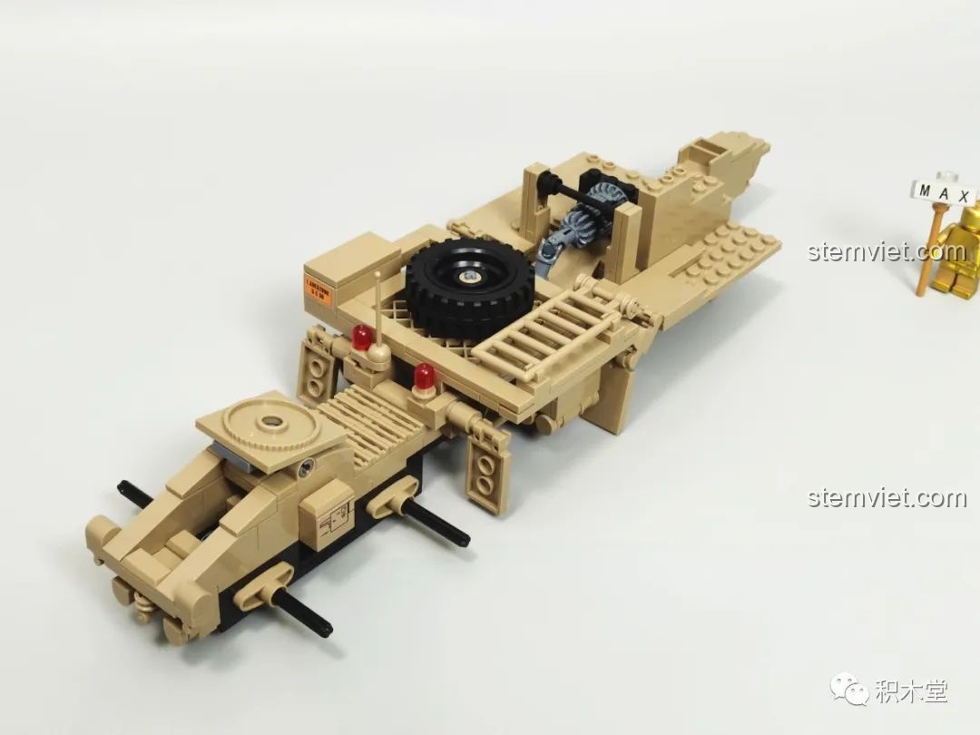 Giai đoạn đầu lắp ráp khung gầm của xe đầu kéo trong bộ Xe vận tải chiến thuật hạng nặng M983 628014.