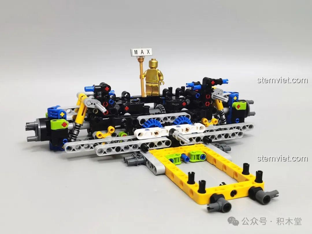 Quá trình lắp ráp khung gầm của mô hình Xe đua công thức Cyber Formula, một thử thách rèn luyện tư duy cho bé.