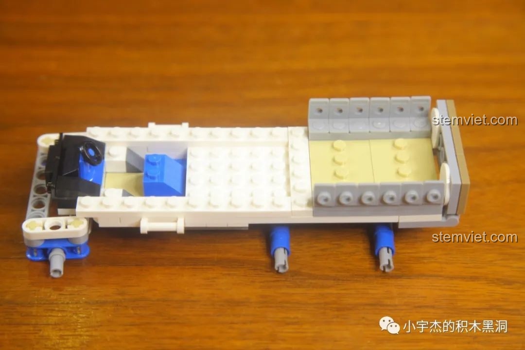 Quá trình lắp ráp phần khung gầm của Xe Đổ Bộ Thám Hiểm Pathfinder GUDI 10802, cho thấy cấu trúc bên trong.