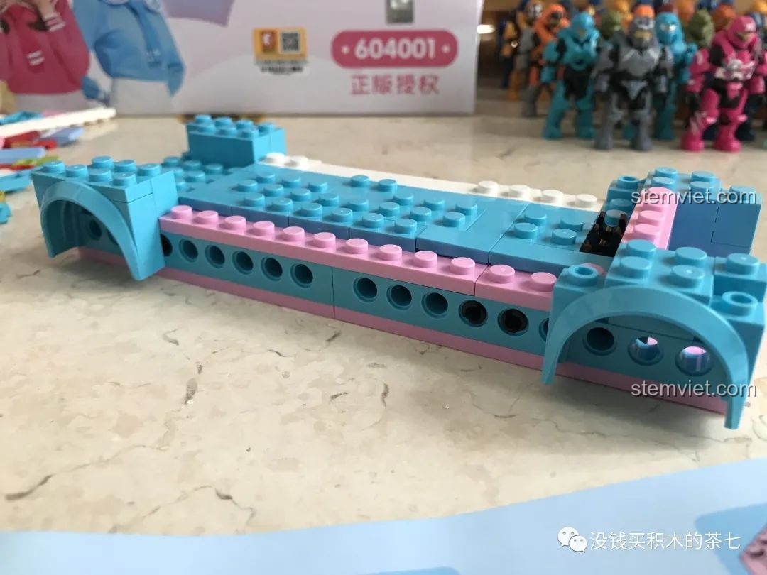 Quá trình lắp ráp khung gầm của xe phỏng vấn từ các chi tiết màu hồng và xanh dương.