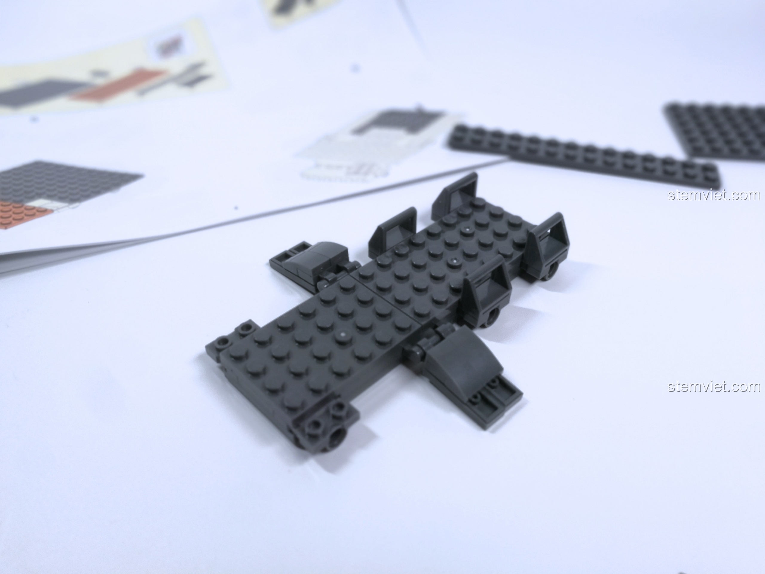 Quá trình lắp ráp phần khung gầm đầu xe của mô hình Xe Tải Chở Hàng Tận Thế M38B0787.