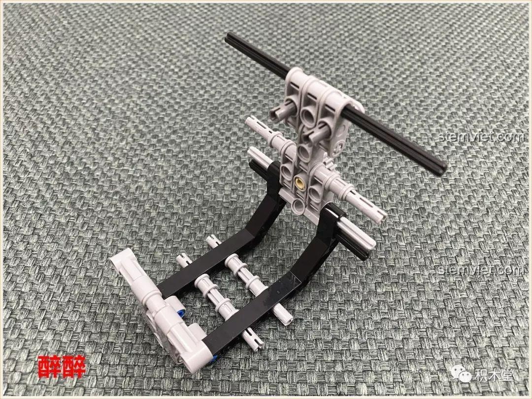 Quá trình lắp ráp ban đầu của bộ lắp ghép Xe Tải Địa Hình Baja Monster Energy 1211, các chi tiết khung gầm.