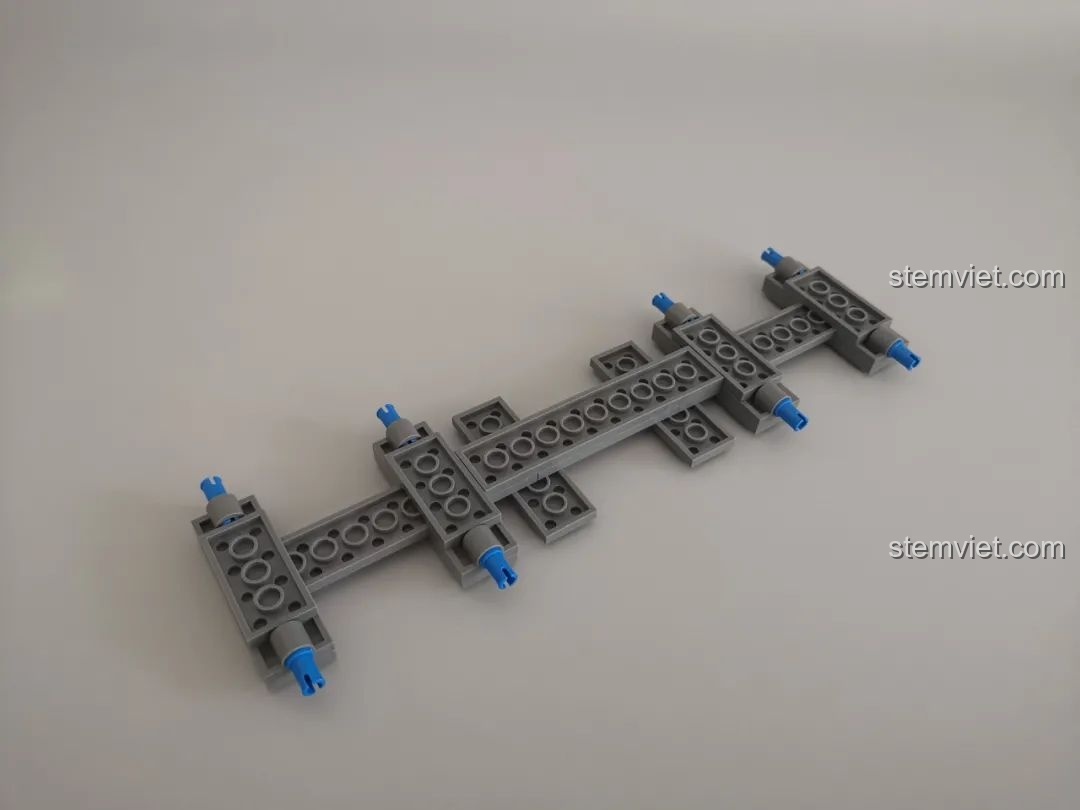 Quá trình lắp ráp khung gầm của xe tải trong bộ đồ chơi mô hình tàu vũ trụ 10803 đáng tiền.