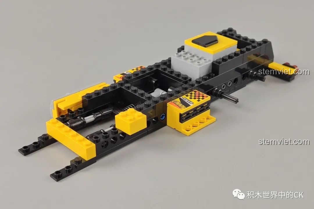 Quá trình lắp ráp khung gầm của mô hình xe tải hạng nặng QMAN 42108.