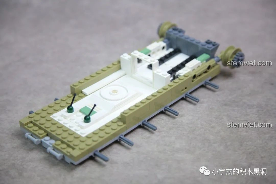 Quá trình lắp ráp phần khung gầm của bộ PanlosBrick 632004 Xe Tăng Chủ Lực M60 Magach Israel.