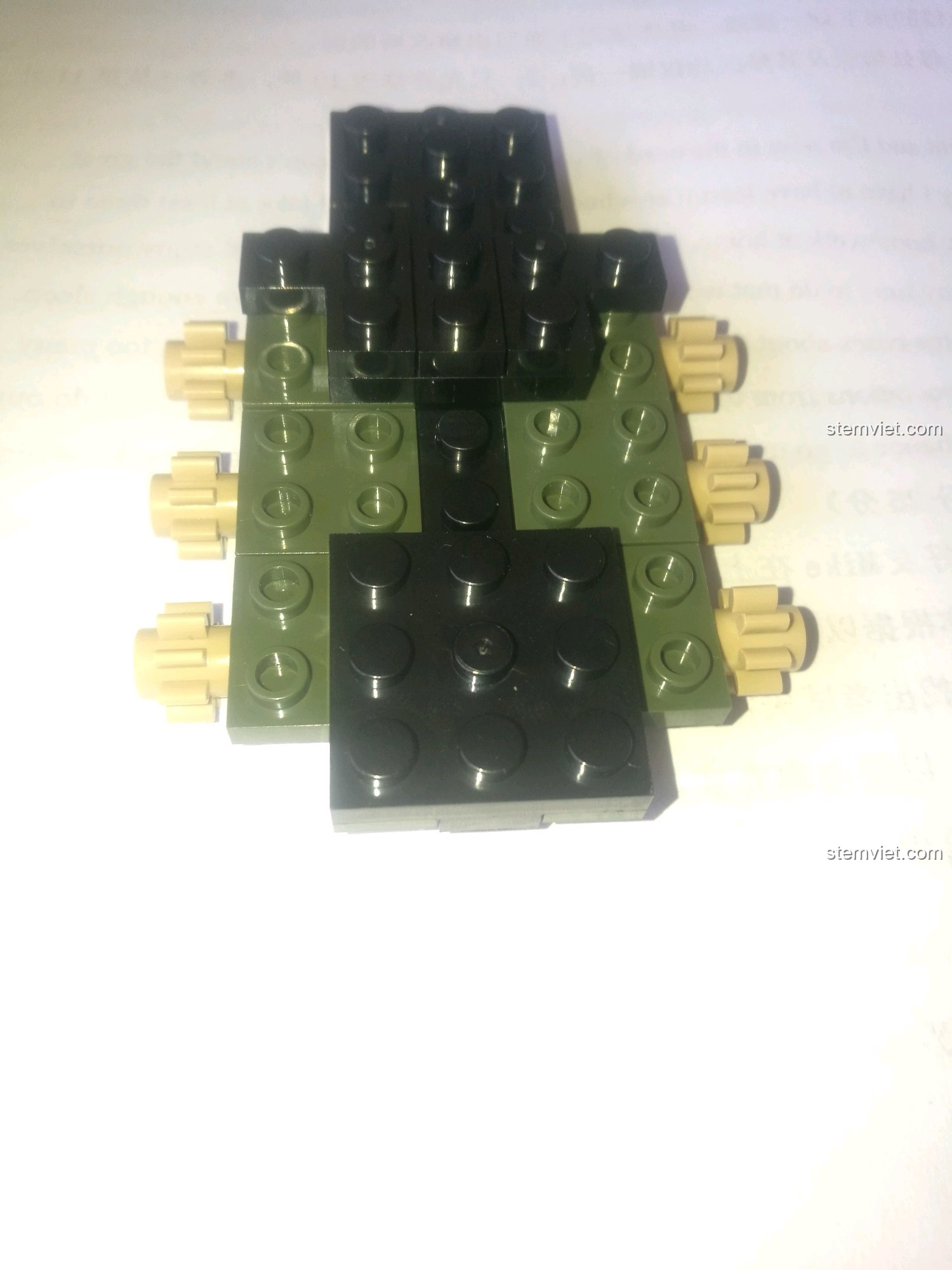 Quá trình lắp ráp phần khung gầm của mô hình xe tăng Renault FT-17 từ bộ xếp hình SEMBO 101269.