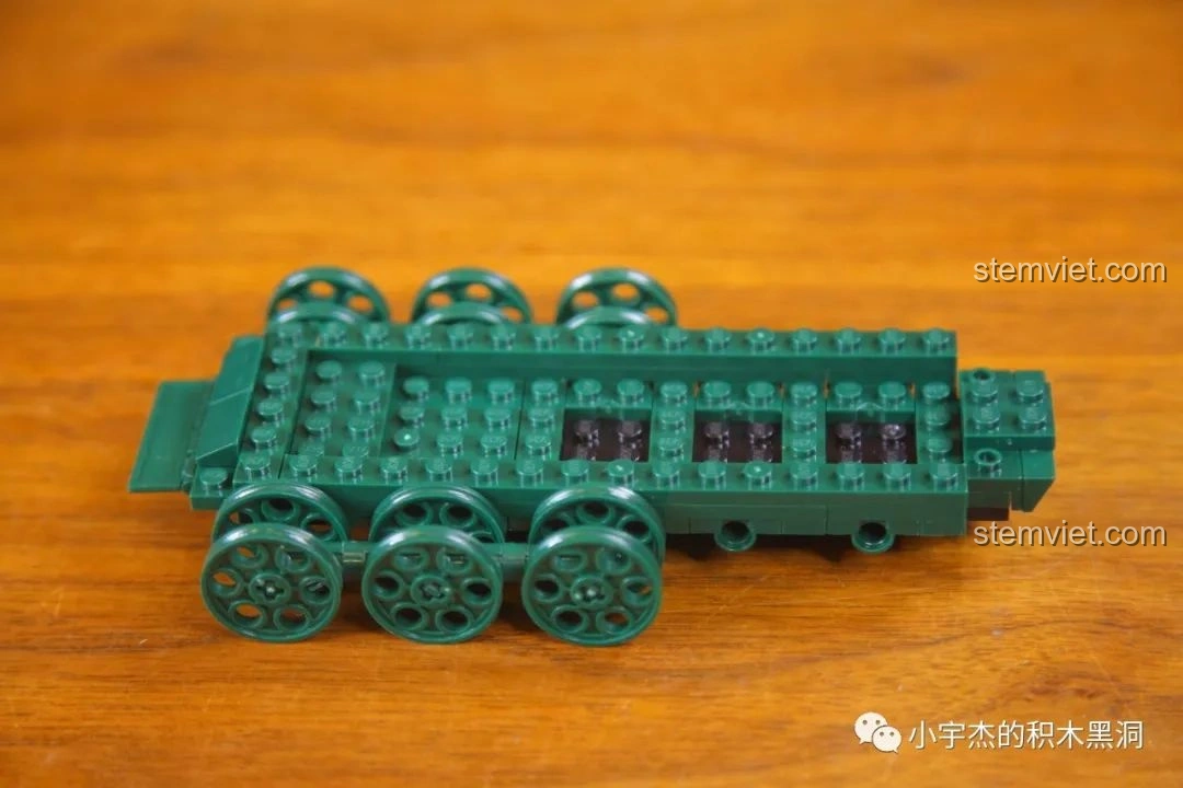 Quá trình lắp ráp phần khung gầm của bộ Xe Tăng 215 Sluban M38-B0982, các bánh xích đang được gắn.