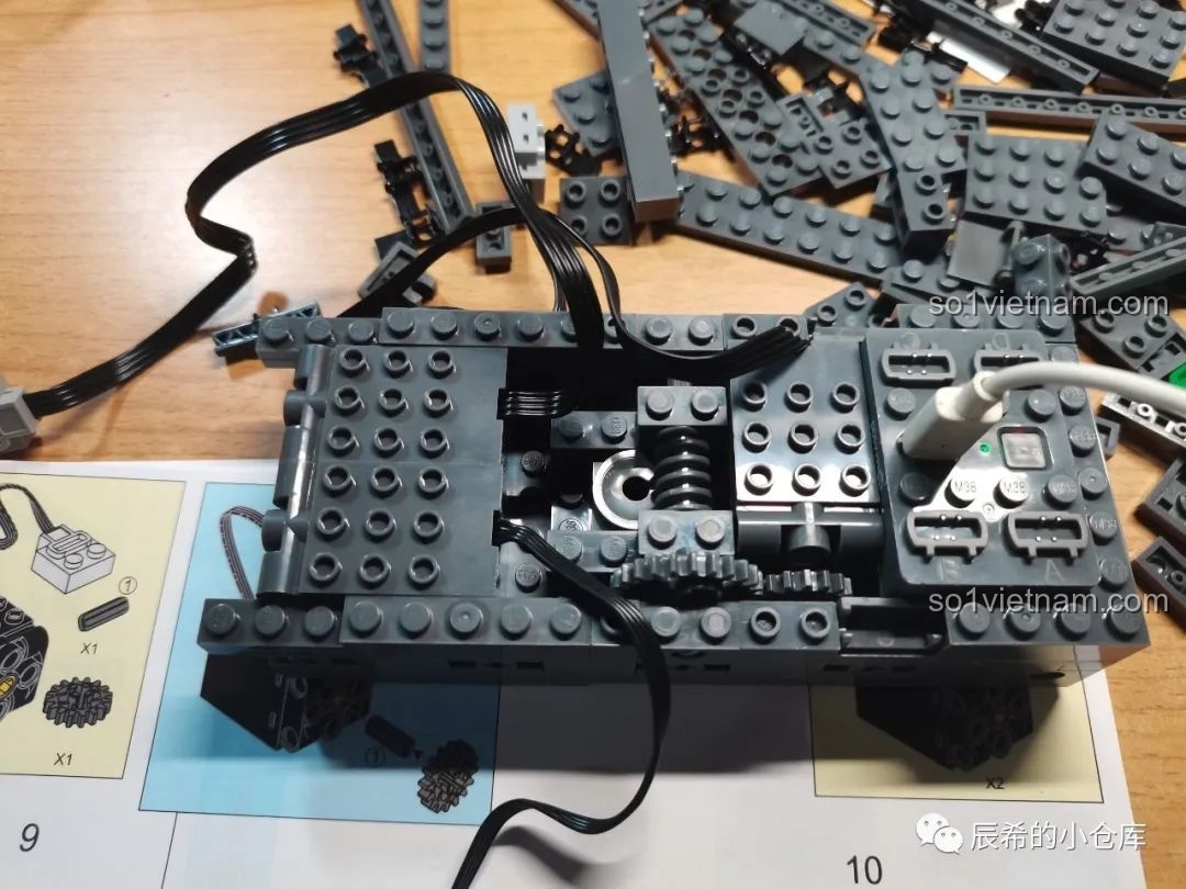 Giai đoạn lắp ráp khung gầm của xe tăng Sluban M38-B0851, với bộ động cơ và pin được tích hợp bên trong.