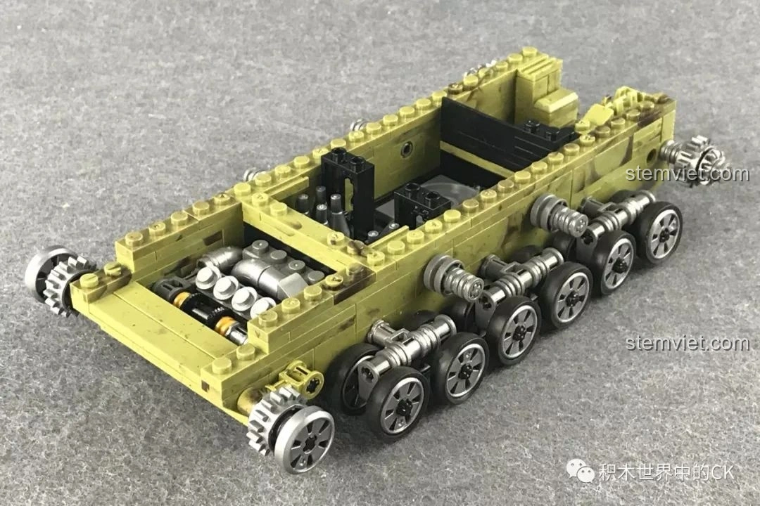 Quá trình lắp ráp phần khung gầm và hệ thống bánh xe của bộ đồ chơi lắp ráp Xe tăng Thiên Hổ Scorpio Tiger XB-06015.