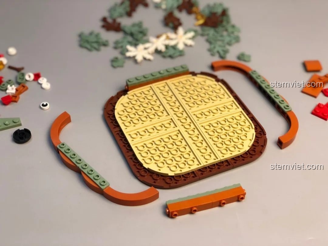 Khung gương của Gương Nhỏ Giáng Sinh JAKI đang được lắp ráp, chuẩn bị gắn tấm gương mềm.